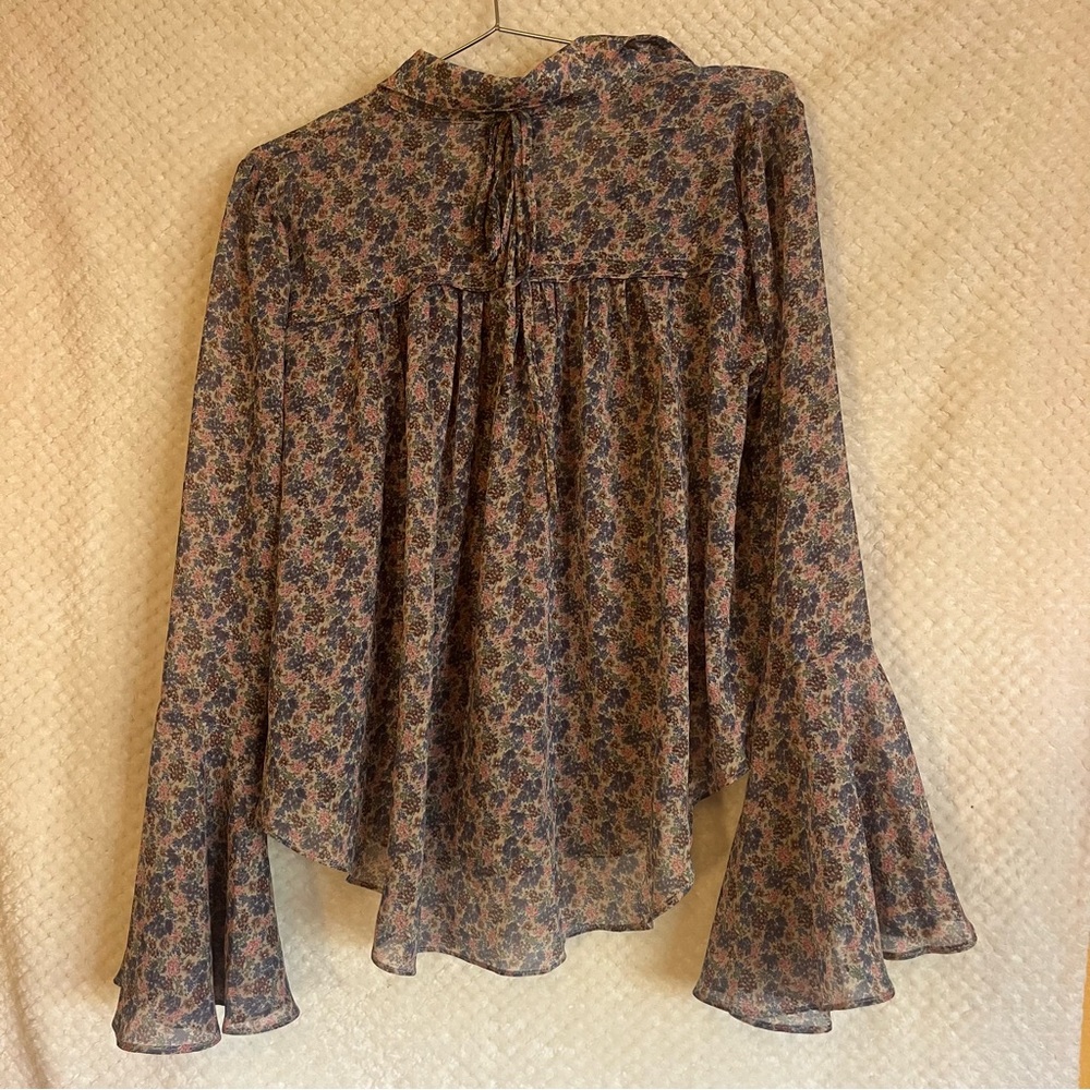 Dress Forum Button-Up Blouse Long Sleeve Lightweight Blue Pink Floral Large NWT - Picture 4 of 6